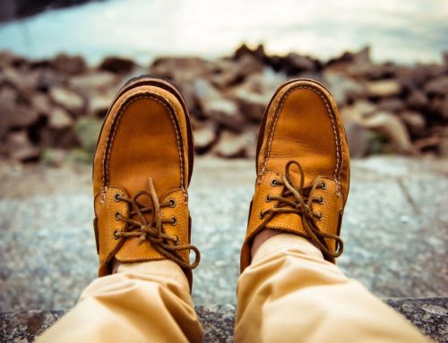 Hvorfor knirker mine sko?